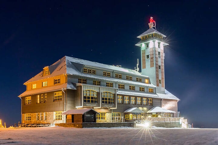 Das Hotel auf dem Berggipfel.