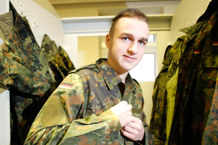 Leon Henke probiert eine tarnfarbene Uniform. Er wusste schon in der 9.
Klasse, dass er einmal als Zeitsoldat zur Armee gehen möchte.