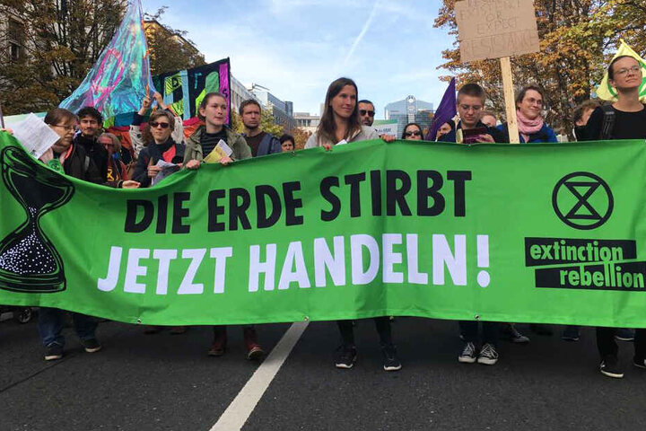 Auf Transparenten und Schildern waren die Forderungen der Demonstranten zu lesen.