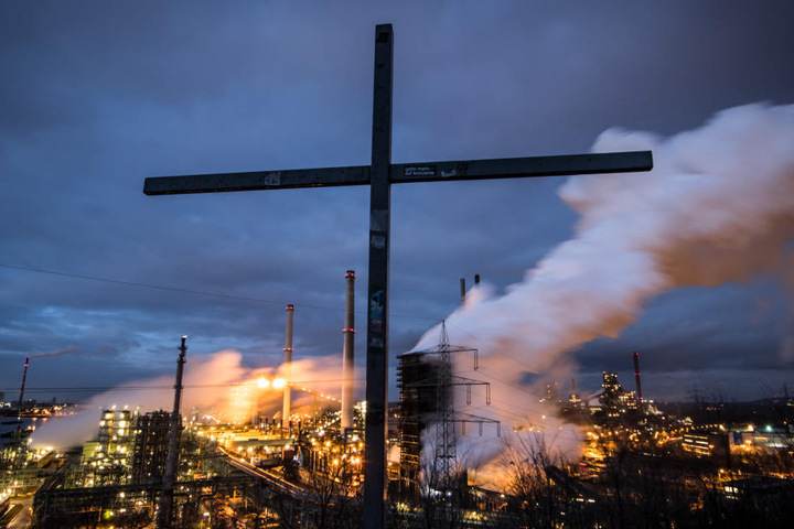 Ein Gipfelkreuz vor dem Stahlimperium von ThyssenKrupp in Duisburg.