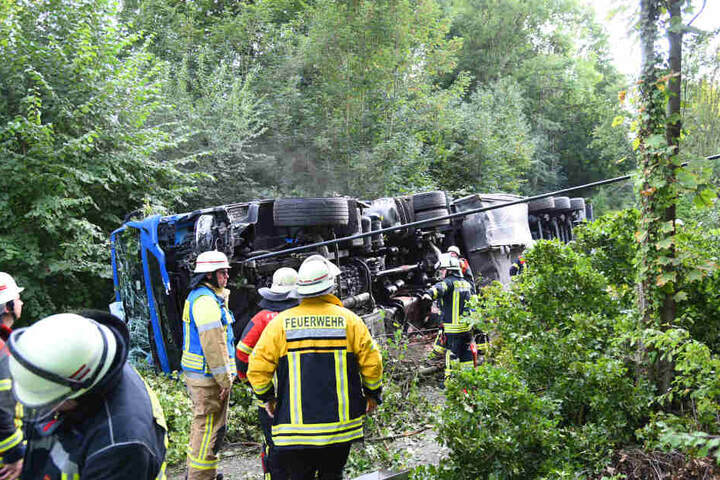 Feuerwehr im Einsatz: Der Lkw kann erst in der Nacht geborgen werden.