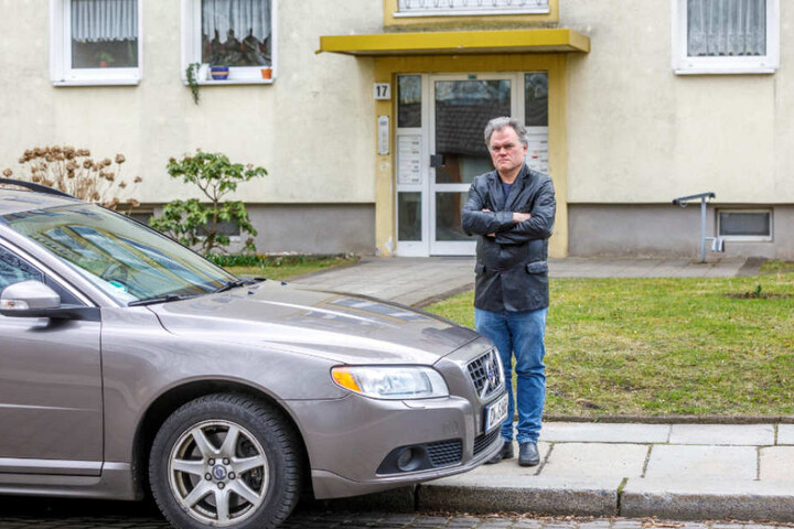 Das Vergehen: Der Servicetechniker parkte seinen Wagen an der Liliengasse in Dresden vorm Wohnhaus seines Vaters, um ihm den beschwerlichen Weg so kurz wie möglich zu machen.