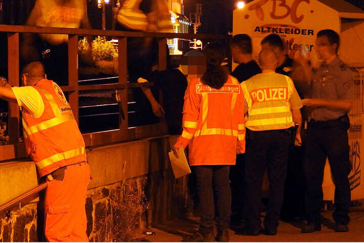 Der junge Mann (schwarzer Pullover) musste am späten Mittwochabend am Bahnhof Borsdorf mit ansehen, wie sein Kumpel (†19) von einem Zug überrollt und getötet wurde.