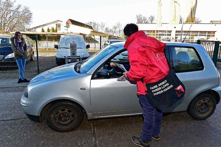 Die Gewerkschaft verteilte "Rote Karten für Tarifverweigerer" an Mitarbeiter
der Bäckerei Möbius.