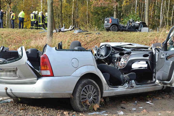 Der Ford Focus musste aufgeschnitten werden, um die Insassen zu befreien.