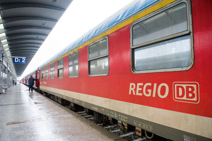 Ein Regionalzug der Deutschen Bahn nach Sylt steht im Bahnhof.