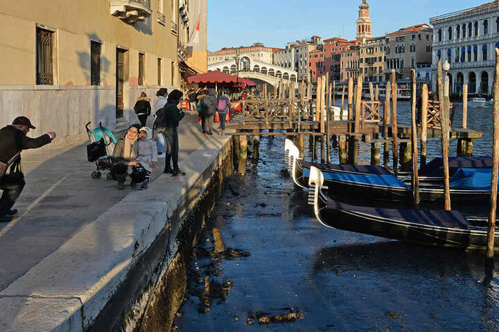 Auch im Canale Grande ist das Wasser stark zurück gegangen, die Gondeln liegen im Schlamm. Die Wasserbusse können hier allerdings noch fahren.