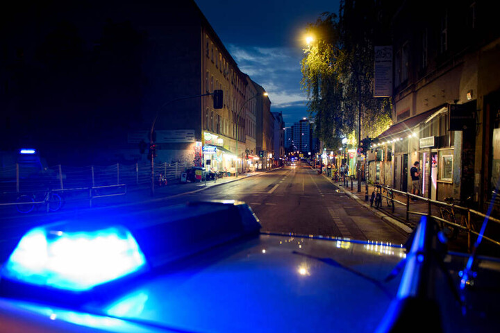 Die Polizei und der Rettungsdienst wurden zum Tatort gerufen. (Symbolbild)