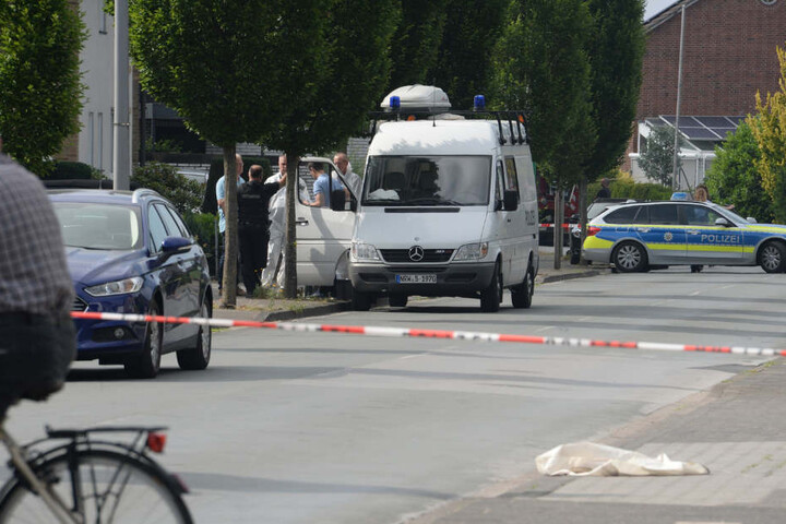 Die Polizei sperrte die Straße ab.