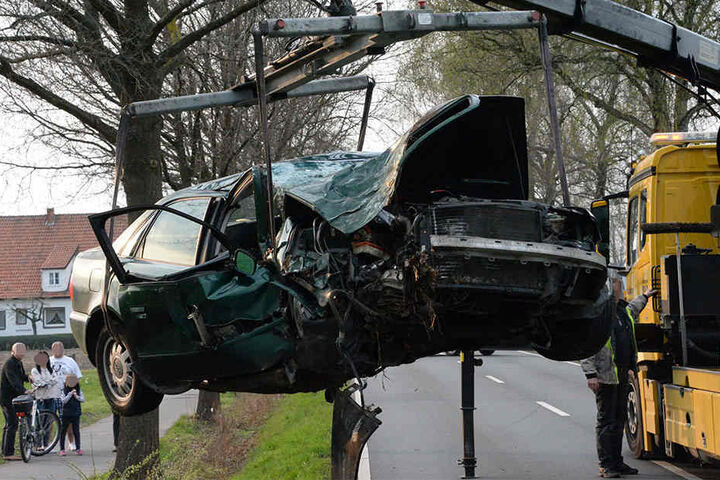 Der Wagen des 24-Jährigen musste nach dem Crash abgeschleppt werden.