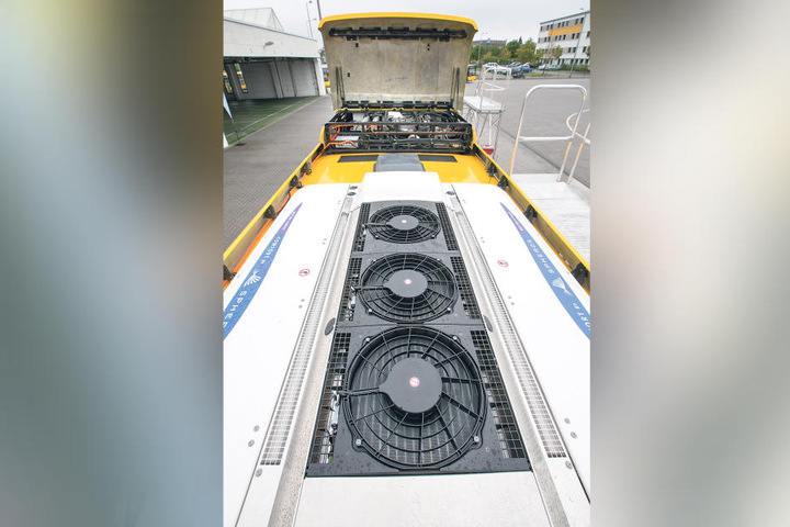 Mit der auf dem Dach verbauten Technik wird der Bus gekühlt.