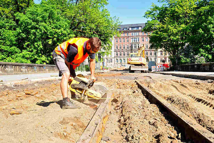 Tom Lemm (50) entfernt alte Gleise an der Kaßbergauffahrt, die bis 2019 gesperrt ist.