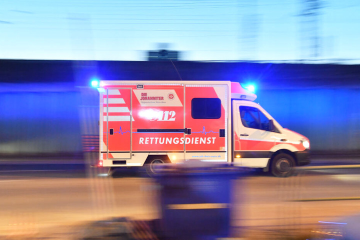 Rettungskräfte versorgten den Mann, der schwer am Hals verletzt wurde. (Symbolbild)