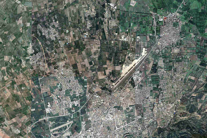 Eine Satelitenaufnahme zeigt die algerische Stadt Boufarik, über der es zum Flugzeug-Unglück kam.