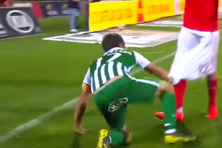 Fabio Coentrao zog seinem Gegenspieler Andreas Samaris die Hose runter.