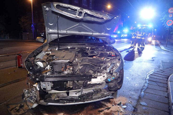 Durch den Zusammenstoß wurden beide Wagen extrem beschädigt.