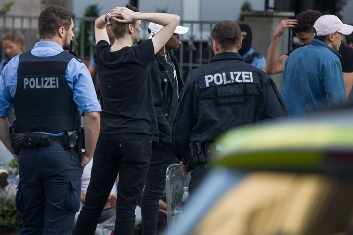 Die Polizei umstellte einige Randalierer.