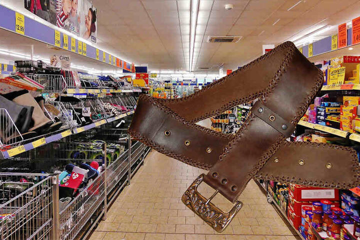 Neben heftigen Tritten und Schlägen wehrten sich Ladendiebe auf der Flucht mit einem Gürtel.