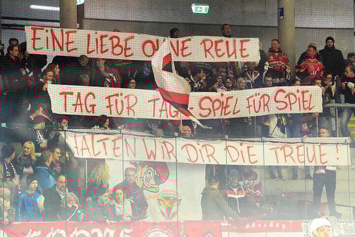 Auf seine Fans können sich die Eispiraten verlassen. Zum Auswärtsspiel reisten sie mit einem Banner an.