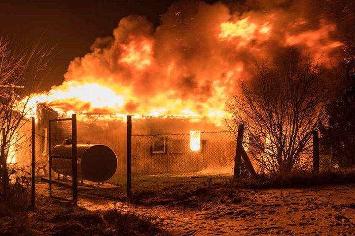 Das Wohnheim für sozial Benachteiligte stand komplett in Flammen.
