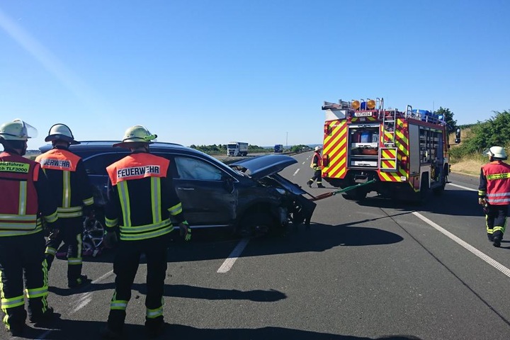 Die Feuerwehr schleppte die Fahrzeuge von der Autobahn.