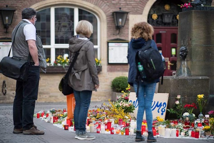Trauernde stellten Kerzen und Blumen an den Tatort in Münster.