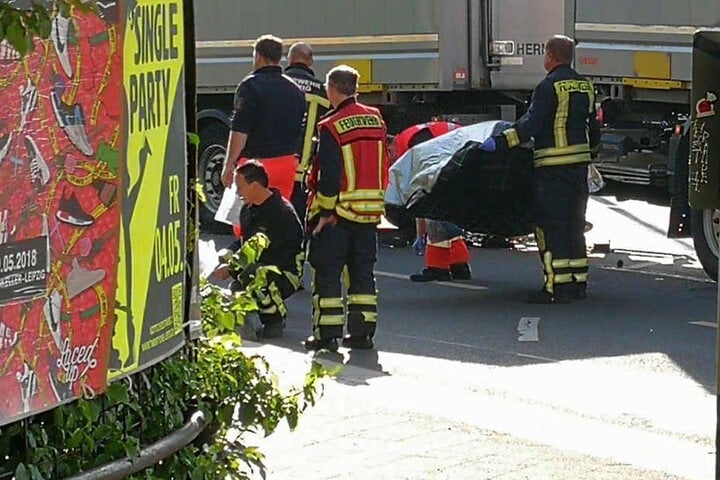 Rettungskräfte kümmerten sich um die Verletzte.