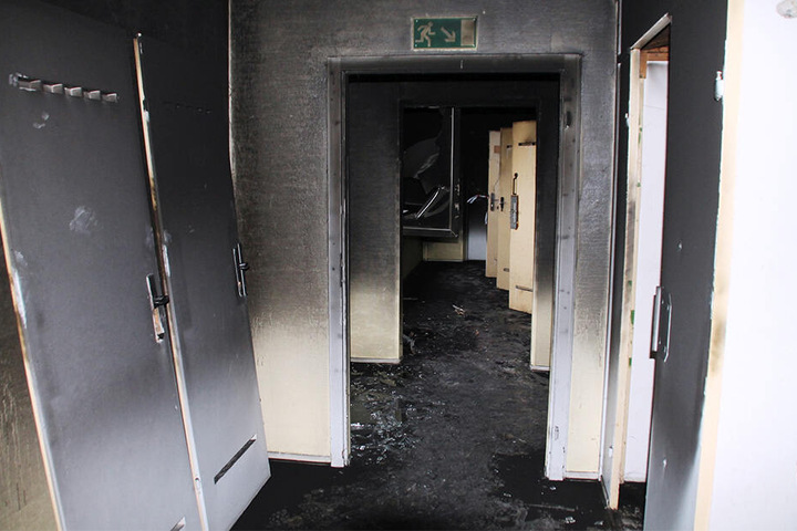 Eine Spur der Verwüstung: Laut Polizei brachen die Brände im Treppenhaus des Elfgeschossers aus.