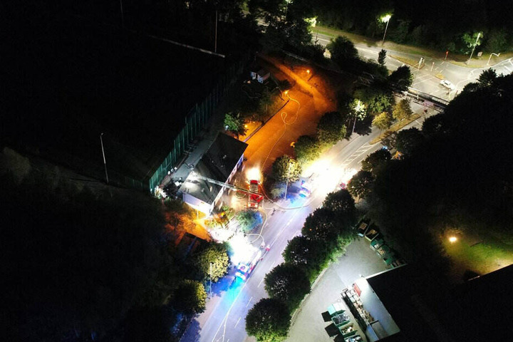Das Vereinsheim in der Bernd-Kurzrock-Sportanlage in Solingen brannte in der Nacht zum Dienstag.