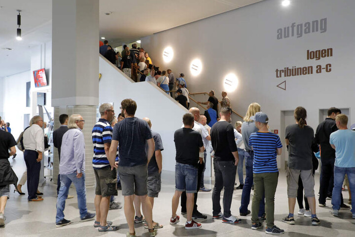 Großer Andrang bei der Mitgliederversammlung: Rund 700 Gäste sind in der Messe Chemnitz dabei.