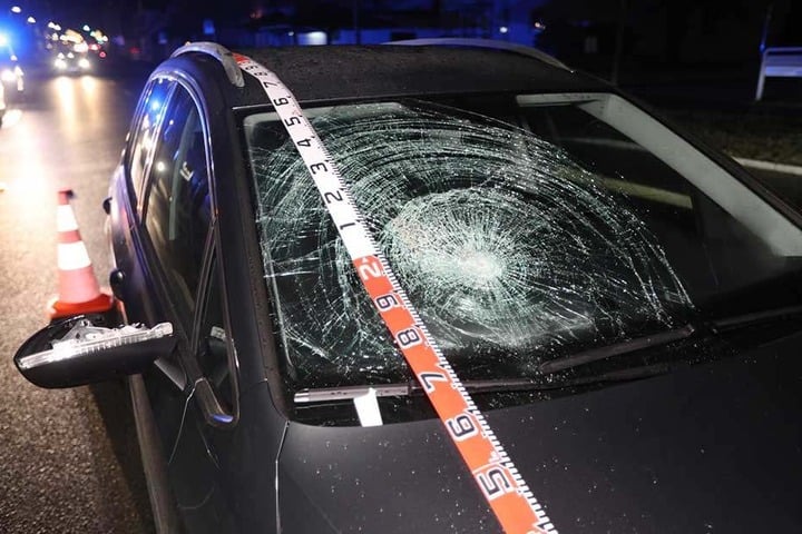 Bei dem Aufprall wurde der Fußgänger schwer verletzt.