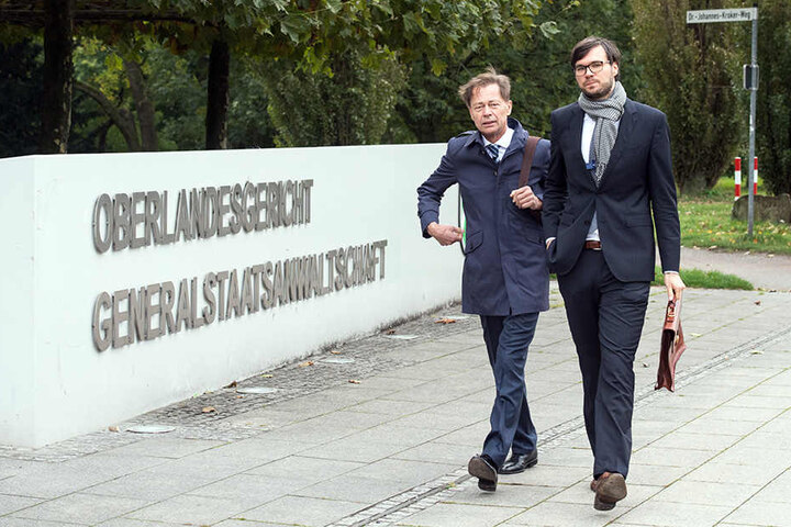 Der frühere Vorstandsvorsitzende der Arcandor AG, Thomas Middelhoff (li.) kommt in Begleitung seines Anwalts Udo Wackernagel zum Oberlandesgericht.