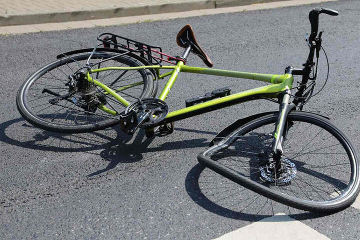 Der vordere Reifen des Fahrrads wurde bei dem Unfall schwer beschädigt.
