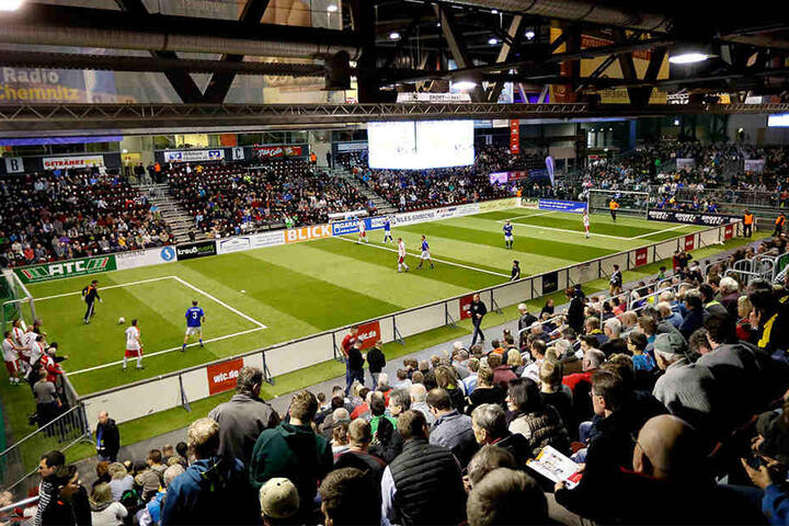 Das Oldie-Turnier in der Messe Chemnitz war mit rund 4000 Besuchern fast ausverkauft.