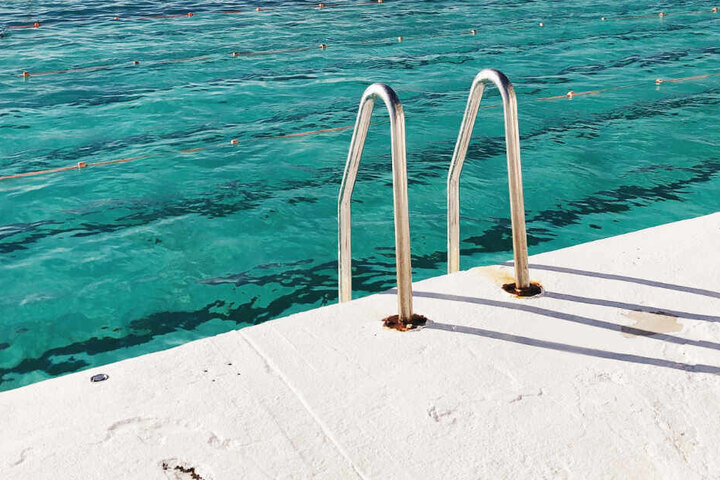 Das Mädchen trieb regungslos im Wasser. (Symbolbild)