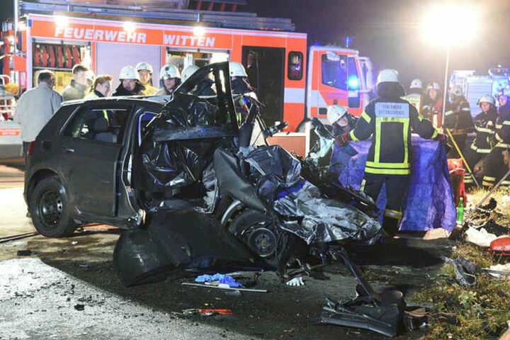 Zwei Autos krachten in der Nacht zum Sonntag an der Anschlussstelle Witten-Heven mit voller Wucht frontal ineinander.