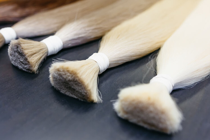 Auch Männer greifen mal zu Haar-Extensions. (Symbolbild)