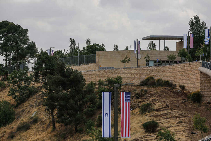 Israelische und US-amerikanische Flaggen säumen den Rand einer Straße, die zur Botschaft der USA in Jerusalem führt.