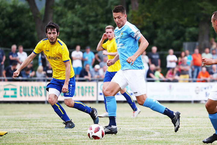 Hat's lieber wärmer als zu kalt: Daniel Frahn (am Ball) kommt mit der Hitze klar.