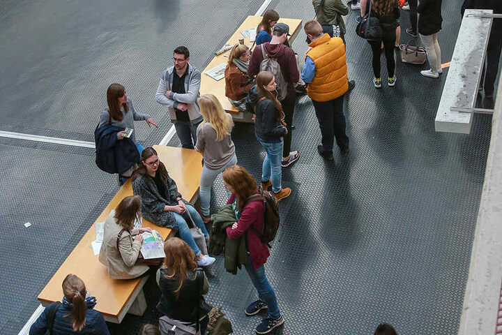 Teilen sich bald diese Studenten ein Klo? Das will zumindest der Asta in der Uni Bielefeld einführen.