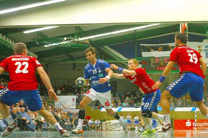 Arni Thor Sigtryggsson (blaues Trikot) sieht sich einer Wilhelmshavener Übermacht ausgesetzt.