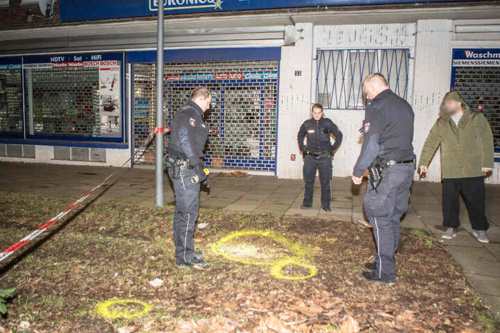 Polizisten sichern Spuren. Am Tatort finden sie Patronenhülsen.