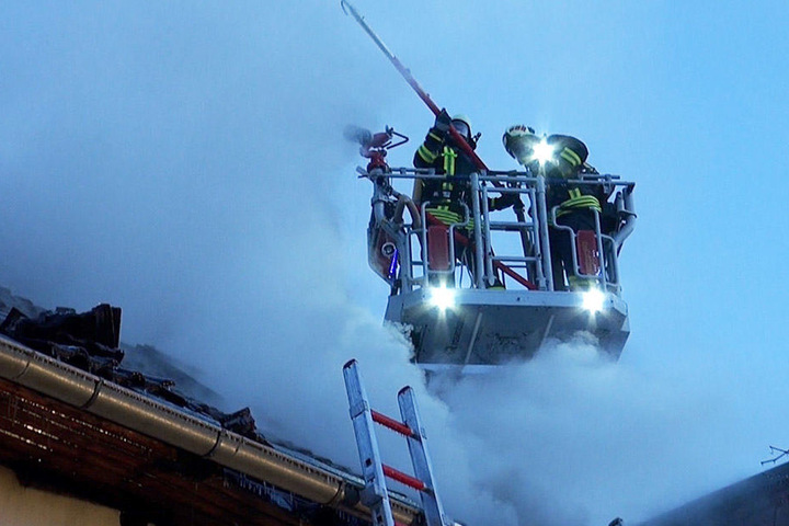 Insgesamt 128 Einsatzkräfte der Feuerwehr waren im Einsatz.