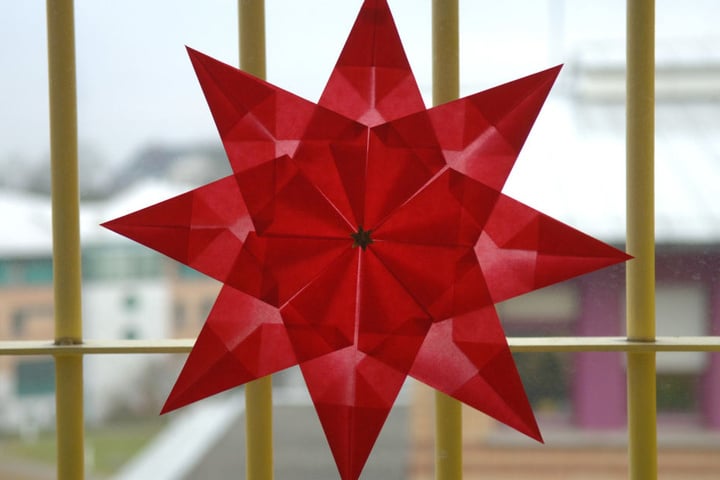 Ein roter Stern hängt an einem Fenster in der Justizvollzugsanstalt (JVA).