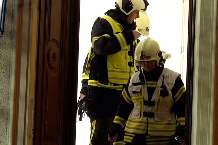 Die Feuerwehr konnte ihn noch retten und reanimieren. Er starb jedoch kurz darauf im Krankenhaus.
