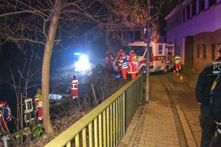 Polizei und Rettungskräfte im Großeinsatz.