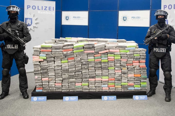 Am Mittwoch stellte die Polizei unter schwerer Bewachung die 1,1 Tonnen sichergestelltes Kokain vor.