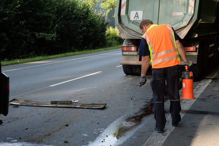 Die Feuerwehr musste ausgelaufenes Öl beseitigen.