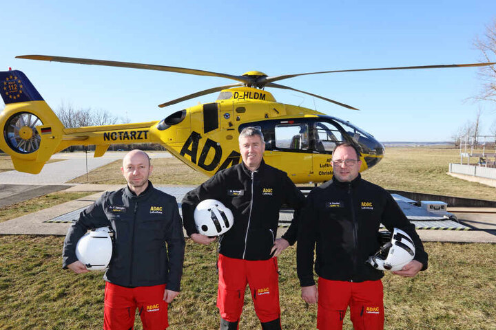 Dr. Frank Thümmler (45, v.l.), Pilot Mario Hartmann (51) und Notfallsanitäter Frank Peschel (47) freuen sich auf ihre neue Herausforderung in Westsachsen.