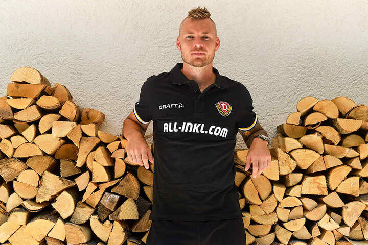 Brian Hamalainen im Trainingslager in Herxheim vor einem Stapel Holz. In gewisser Weise ein symbolisches Bild, denn der Däne geht gern mit seiner Frau und seinen zwei Hunden im Wald spazieren.
